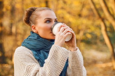 Şık kadın içme sıcak espresso