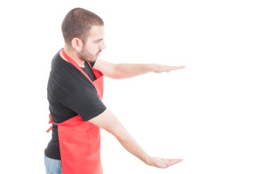 Büyük bir şey tutan bir erkek yaş