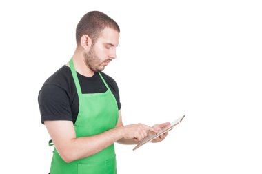 Başarılı satış elemanı tablet bir şey okuma