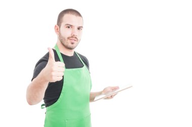 İşaret gibi gösteren tablet ile mutlu satıcı