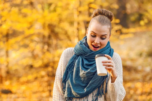 Удивительная молодая женщина с горячим кофе — стоковое фото