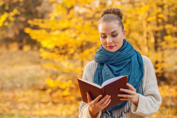 Mujer con estilo en el libro de celebración de la naturaleza — Foto de Stock