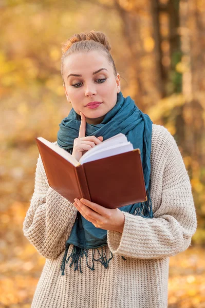 Concepto de relajación de otoño con libro de lectura hermosa mujer — Foto de Stock