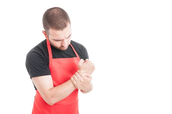 Macellaio maschio con dolore al polso — Foto Stock