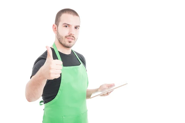 Vendedor feliz con la tableta que muestra como signo — Foto de Stock