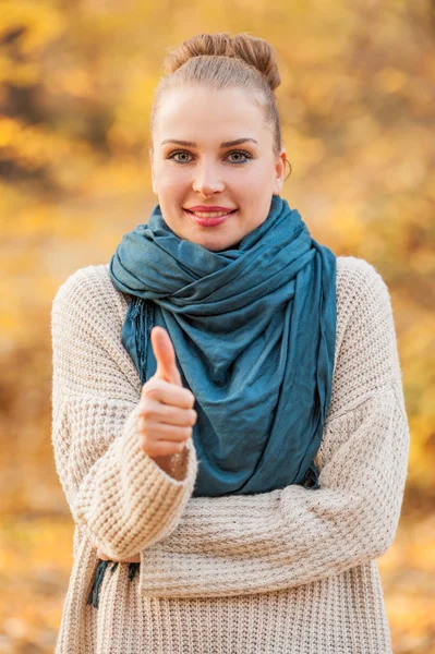 Vrolijke trendy vrouw duim opdagen — Stockfoto