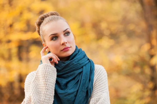 Belle jeune femme debout à l'extérieur — Photo