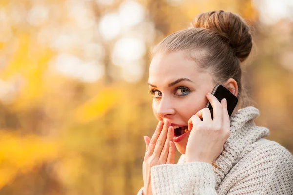 Retrato de cerca de una mujer bonita hablando por teléfono celular —  Fotos de Stock
