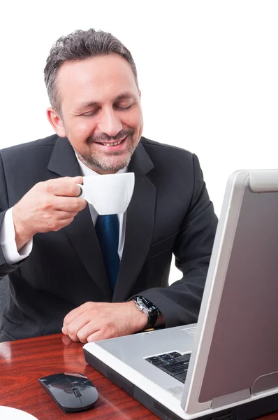 Счастливый и спокойный менеджер пьет эспрессо — стоковое фото