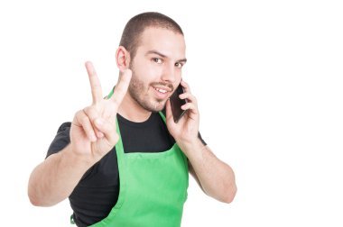 Yakışıklı süpermarket çalışan barış hareketi gösterilen