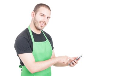 Telefon ve gülümseyen genç çalışanların manifatura