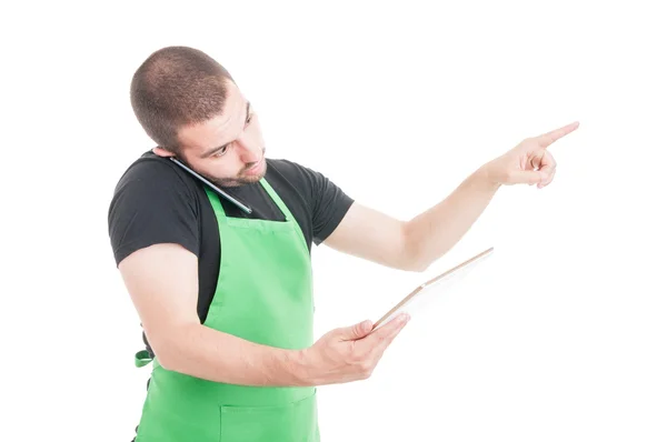 Supermarkt-Verkäufer beschäftigt sich mit Telefon und Tablet — Stockfoto