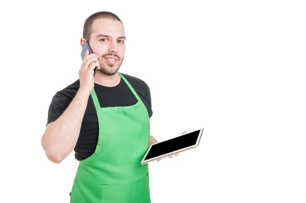 Работник мужчина держит телефон и планшет — стоковое фото