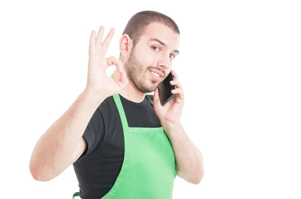 Apuesto empleado del supermercado mostrando gesto bien — Foto de Stock