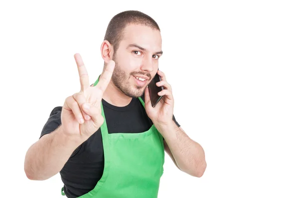 Schöner Supermarkt-Angestellter zeigt Friedensgeste — Stockfoto