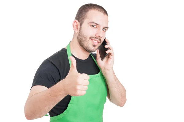 Hombre supermercado empleado mostrando el pulgar hacia arriba gesto — Foto de Stock