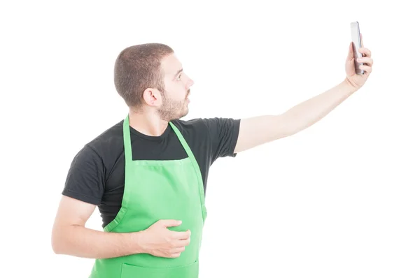 Joven empleado de supermercado tomando selfie — Foto de Stock