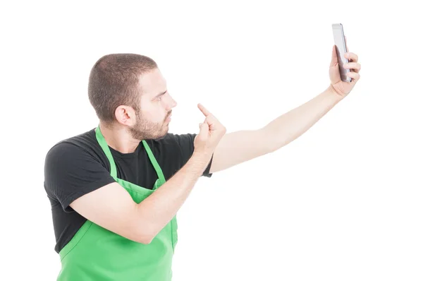 Joven vendedor de supermercados haciendo selfie con gesto grosero — Foto de Stock