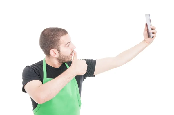 Jonge supermarkt verkoper selfie met duim omhoog gebaar maken — Stockfoto