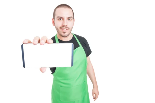 Enfoque selectivo del vendedor de supermercados que muestra el teléfono de pantalla en blanco —  Fotos de Stock