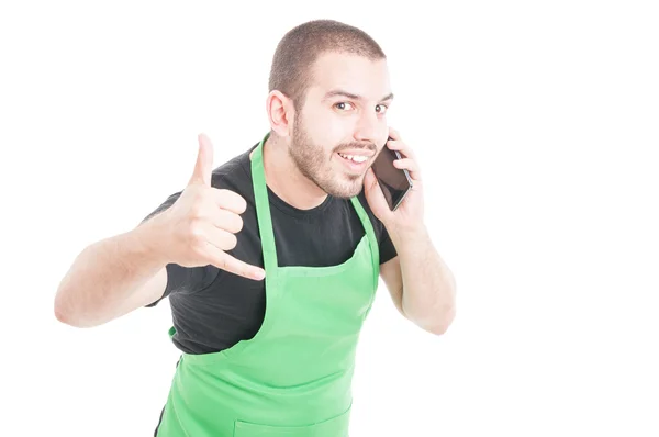 Escriturário de hipermercado fazendo me chamar gesto no telefone — Fotografia de Stock