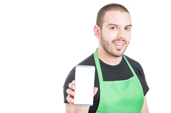 Empleado masculino mostrando teléfono pantalla blanca en blanco — Foto de Stock