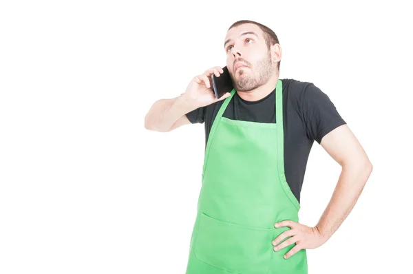 Markt werknemer niet weten gebaar maken op telefoon — Stockfoto