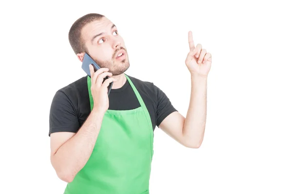Handsome supermarket employee making great idea gesture at phone — Stock Photo, Image