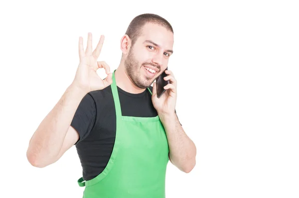 Hypermarkt verkoper goed gebaar op de telefoon praten — Stockfoto