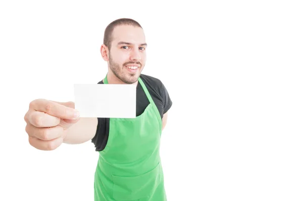 Selectieve aandacht van supermarkt jonge werknemer toont zakelijke c — Stockfoto