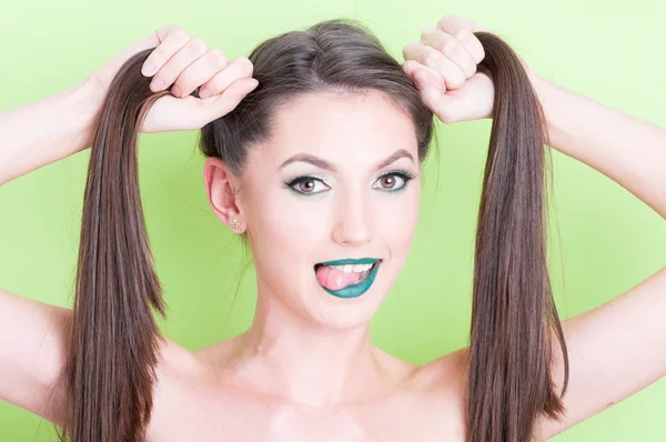 Flickaktiga poserar av flickan bär trendiga färgglada make-up — Stockfoto