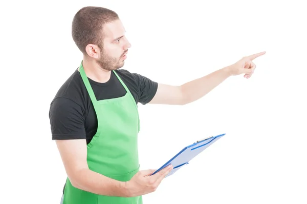 Market employee showing something holding a clipboard — Stock Photo, Image