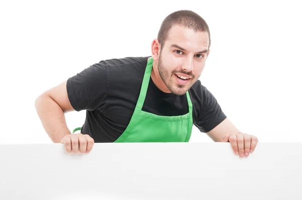 Marktmitarbeiter hält große leere Werbetafel — Stockfoto