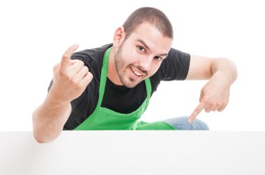 Genç çalışan bir büyük reklam panosu gösterilen
