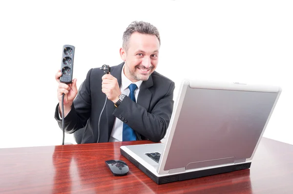 Hombre en la oficina mostrando enchufe en cable eléctrico — Foto de Stock