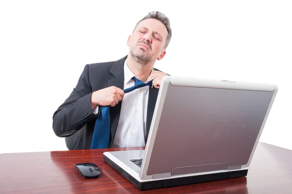 Ember az irodában, hogy nagyon fáradt viselt öltöny — Stock Fotó