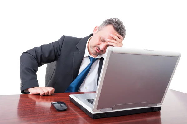 Uomo vestito in ufficio essendo molto stanco — Foto Stock