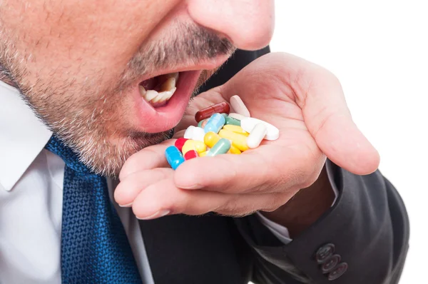 Close-up de homem de terno com muitos comprimidos — Fotografia de Stock