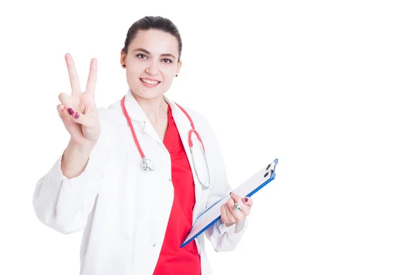 Sorridente bel dottore facendo segno di vittoria — Foto Stock