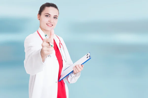 Gärna kvinnliga medic visar tummen — Stockfoto