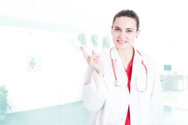 Medicinsk kontakt koncept med kvinna läkare med kort — Stockfoto