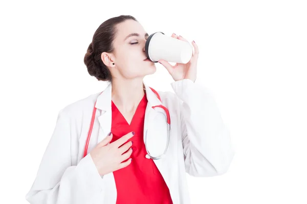 Lékařské zaměstnankyně pití horké kávy — Stock fotografie