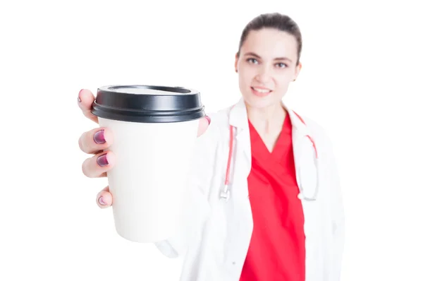 Atractivo médico joven que ofrece café — Foto de Stock