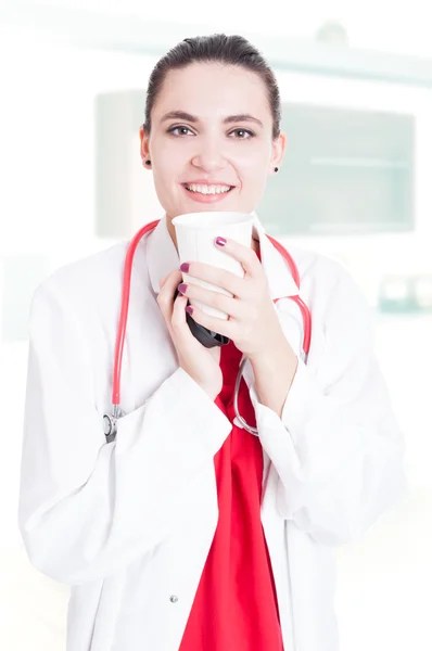 Fröhlicher Mediziner trinkt frischen Espresso — Stockfoto