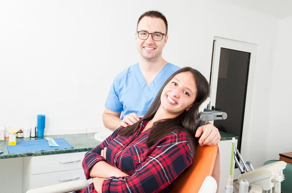 Happy patient and doctor in dentist chair — Stock Photo, Image