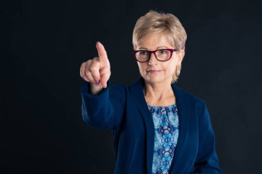 Yaşlı sarışın sekreter sanal düğmeye basıyor ve gülümsüyor