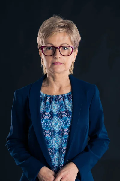 Portret Starszej Sekretarki Czerwonych Okularach Patrzącej Kamerę Obrazek Stockowy