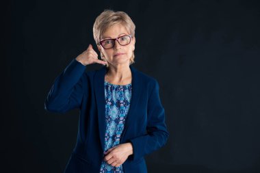 Kıdemli sekreter karanlık bir geçmişle ilgili bana jest yaptırıyor.