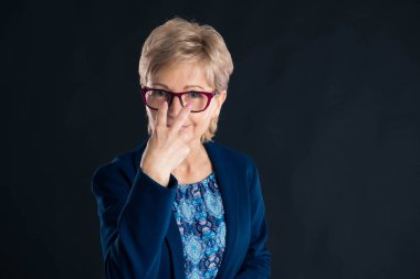 Kıdemli sekreter girişteymiş gibi bakıyor. Gözlerim kıpır kıpır.