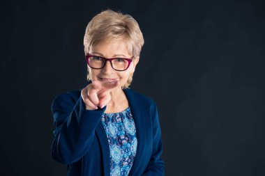 Kıdemli Sekreter, karanlık bir arka planda hareket ettiğini görüyorum.